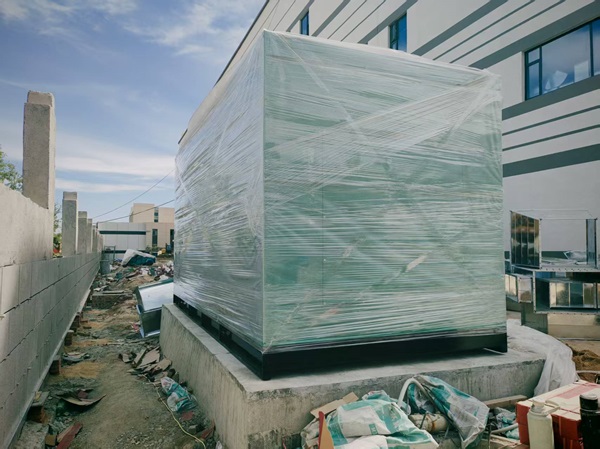 800KW室外发电机组进场就位